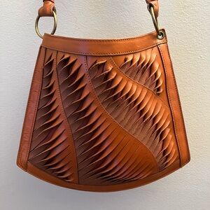 Enzo Angiolini pretty textured leather bag with one strap pleated design.